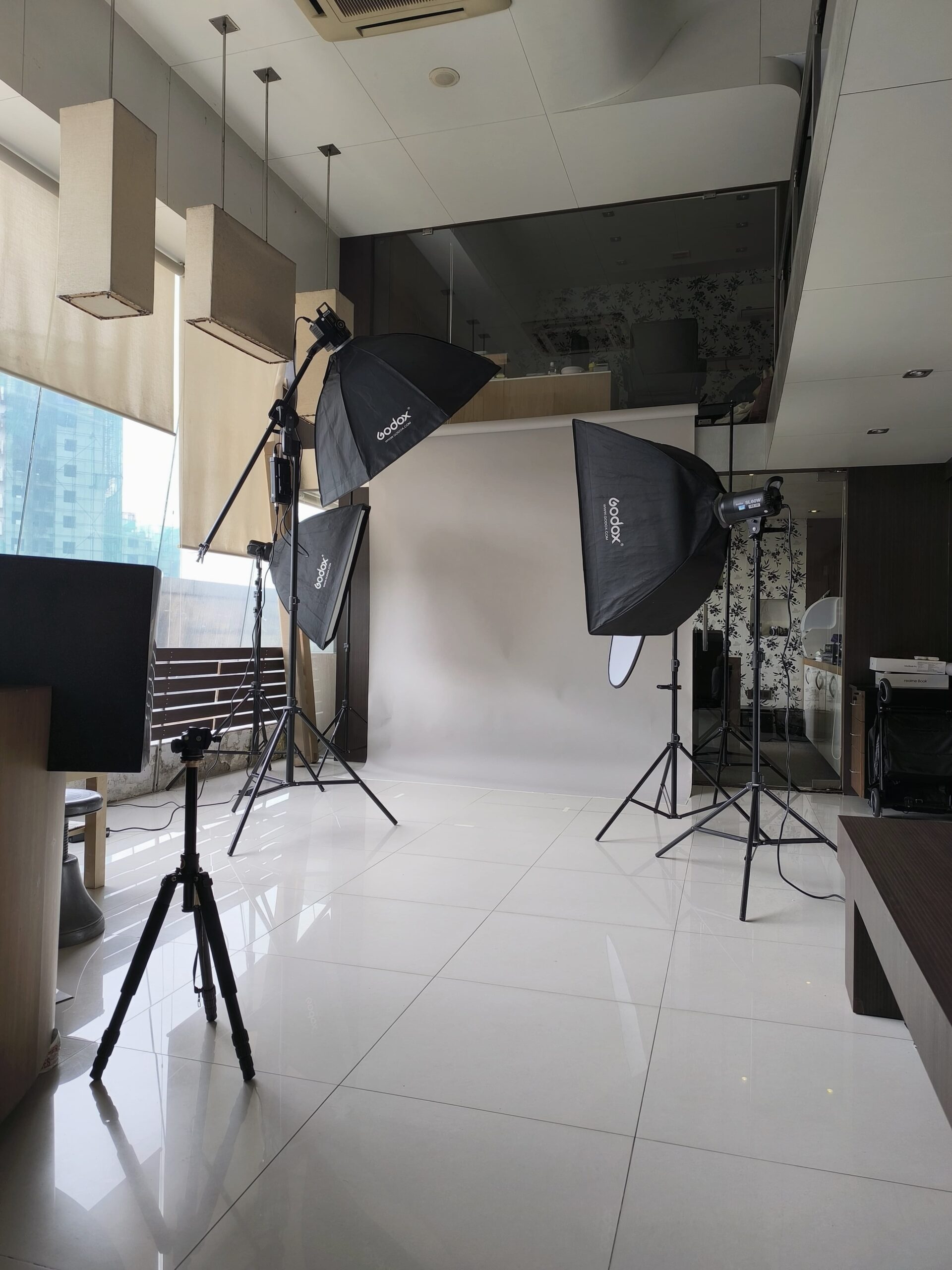 Studio photography lights arranged around a product set